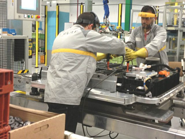 Gluren achter de deuren van een EV-fabriek ...