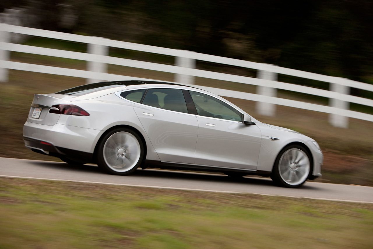 Tesla Model S v.s. Mercedes AMG ...