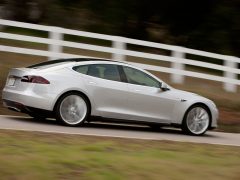 Tesla Model S v.s. Mercedes AMG ...