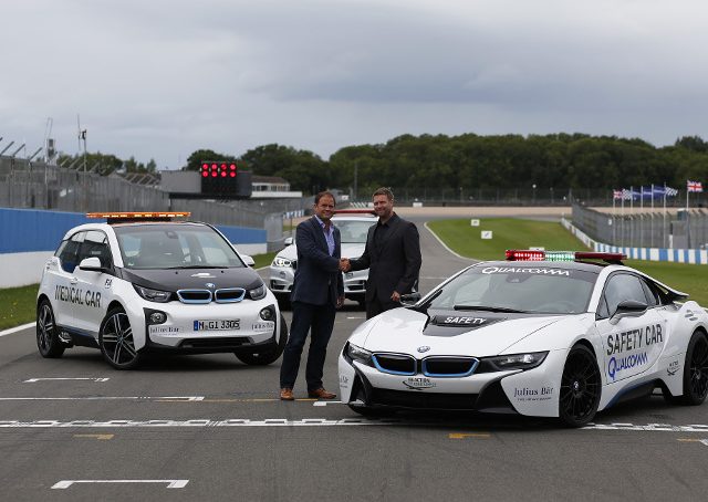 Deze BMW i8 is binnen een uur draadloos opgeladen ...