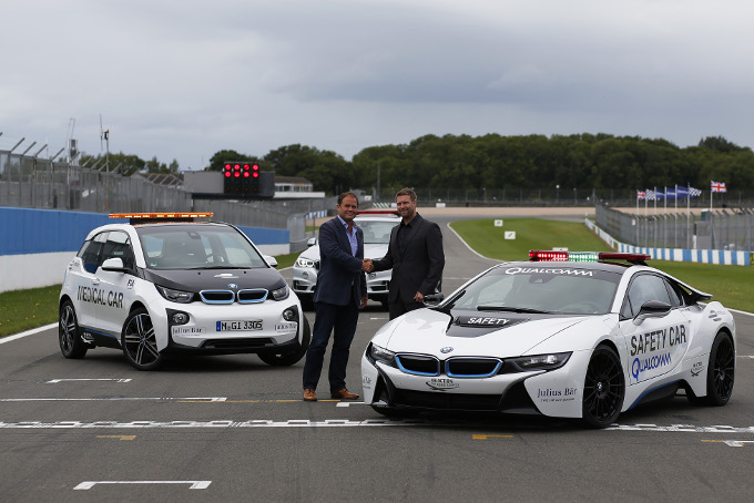 Deze BMW i8 is binnen een uur draadloos opgeladen ...