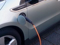MRA-E plaatst 1.200 extra laadpunten ...