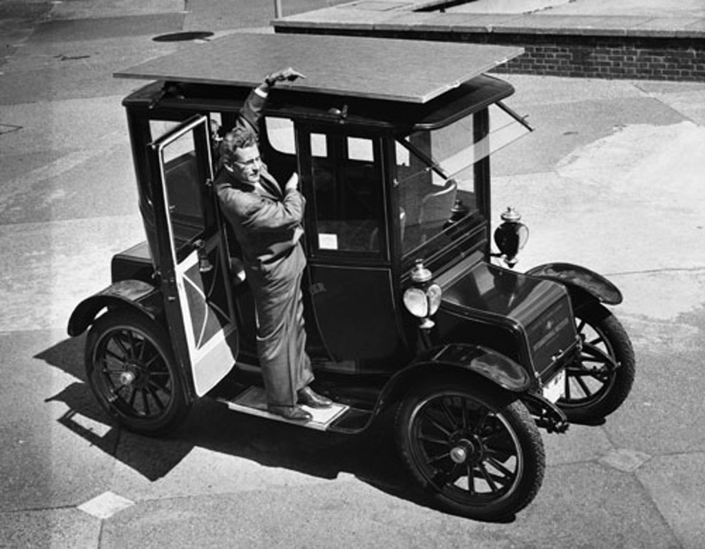 Video: dit was de eerste auto op zonne-energie ...