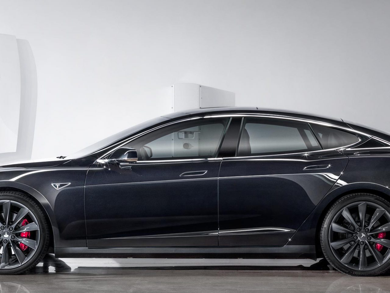 Een Tesla die je garage niet uit kan ...