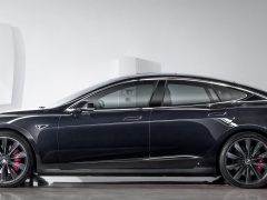 Een Tesla die je garage niet uit kan ...