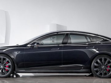 Een Tesla die je garage niet uit kan ...