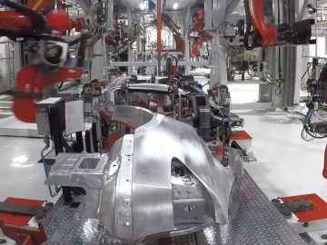 Korte pauze: Symphony of robots building Model X ...