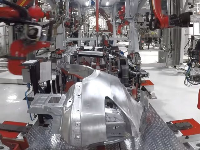 Korte pauze: Symphony of robots building Model X ...