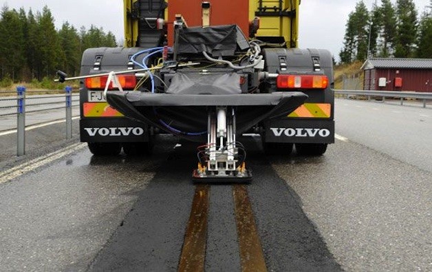 Volvo test weg die elektrische auto’s draadloos kan opladen ...
