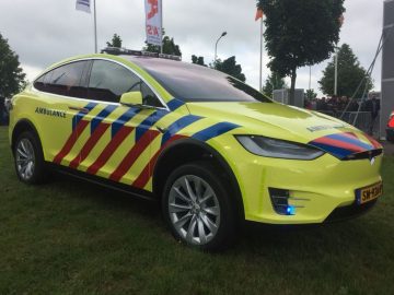 Unieke Tesla-ambulance gaat levens redden in Drenthe en Friesland ...