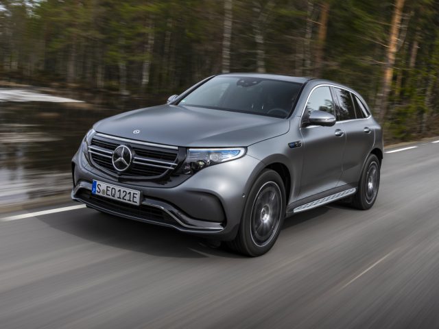 Mercedes-Benz EQC 400 4MATIC in d ekleur designo selenitgrau magno en AMG Line pakket