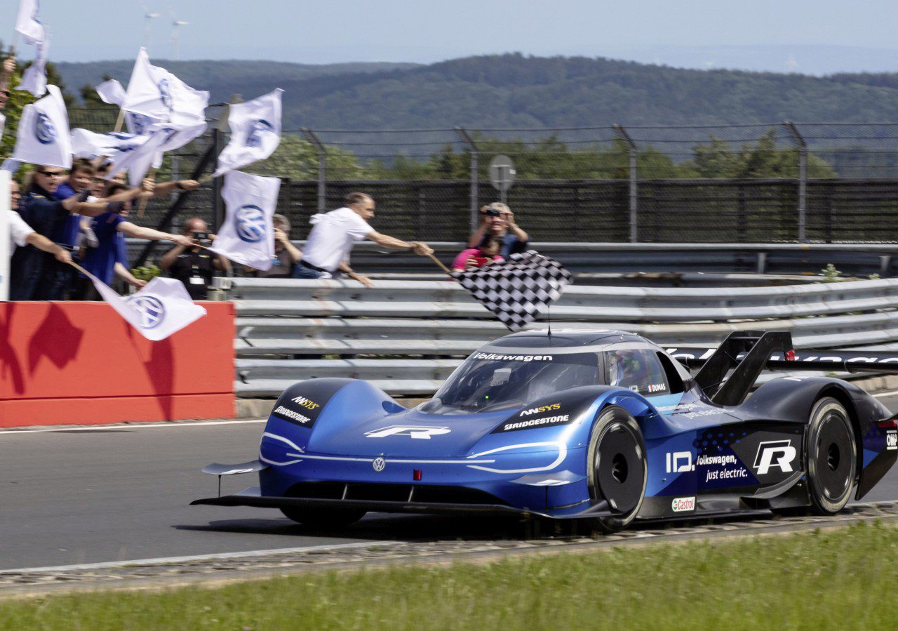 Volkswagen breaking the e-record at the Nürburgring-Nordschleife in 6:05.336 mi ...