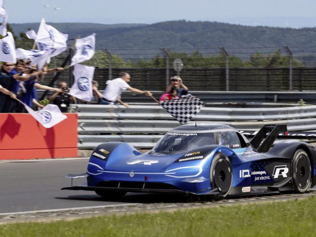 Volkswagen breaking the e-record at the Nürburgring-Nordschleife in 6:05.336 mi ...
