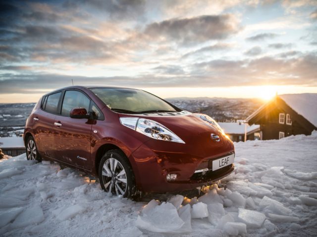 Waarom gaat een batterij in een elektrische auto langer mee dan in je telefoon? ...