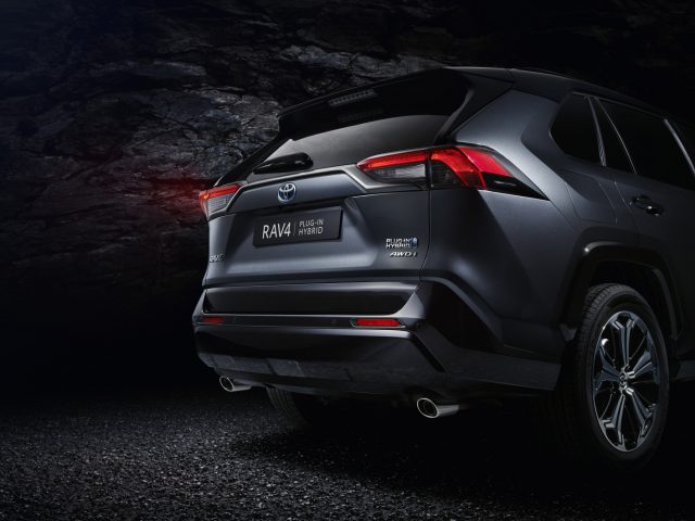 Deze Toyota RAV4 met stekker heeft dik 300 pk ...