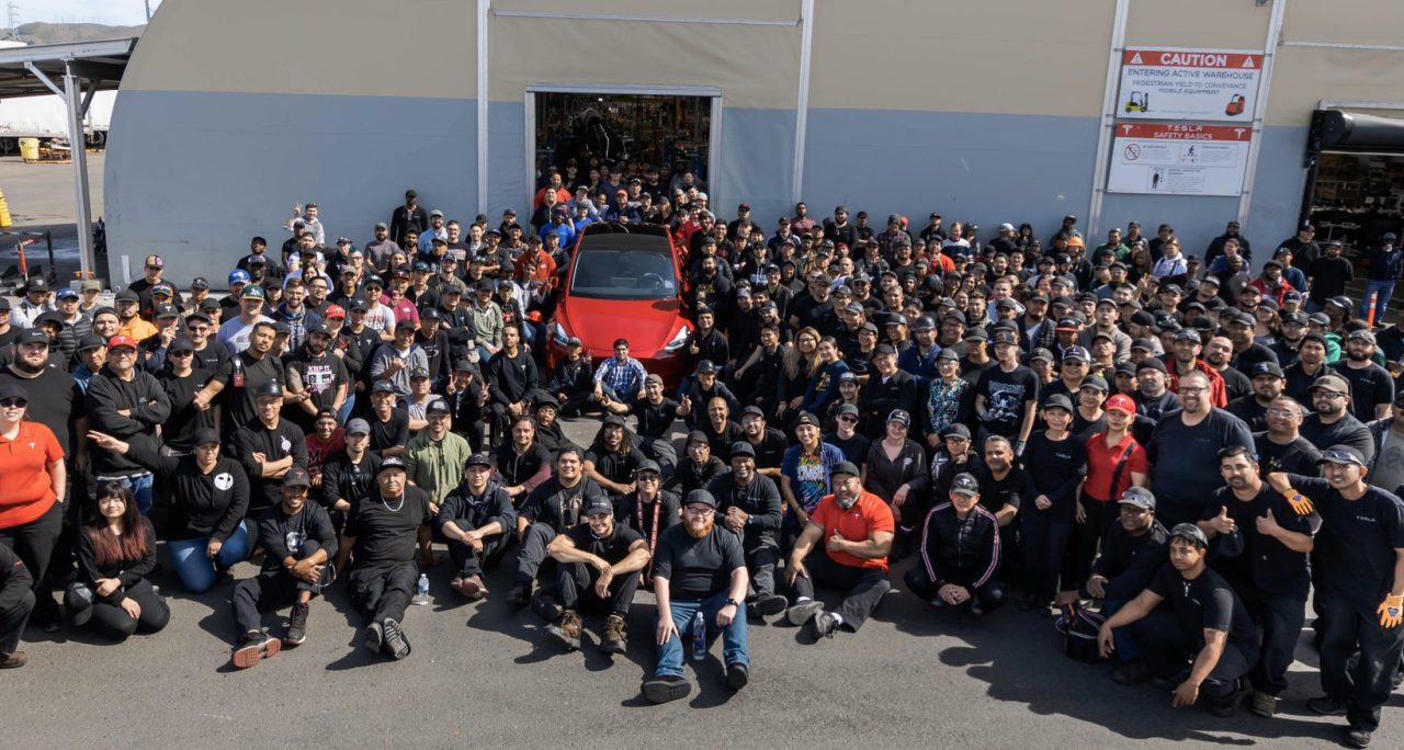 Miljoenste Tesla rolt van de band ...