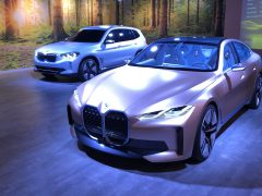 WALKAROUND: Elektrische BMW i4 en BMW iX3 – AutoRAI TV ...