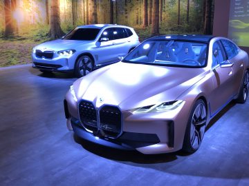 WALKAROUND: Elektrische BMW i4 en BMW iX3 – AutoRAI TV ...