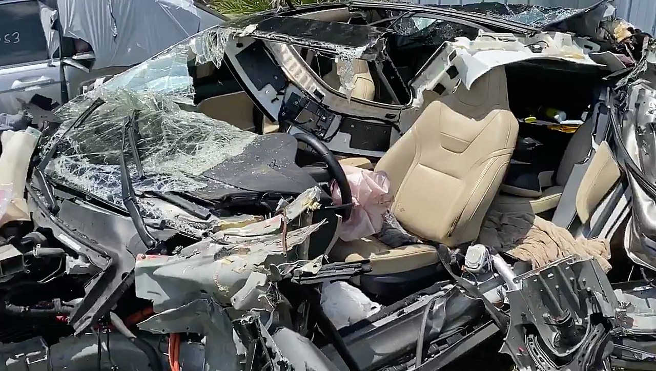 Tesla-bestuurder overleeft bizar ongeluk ...
