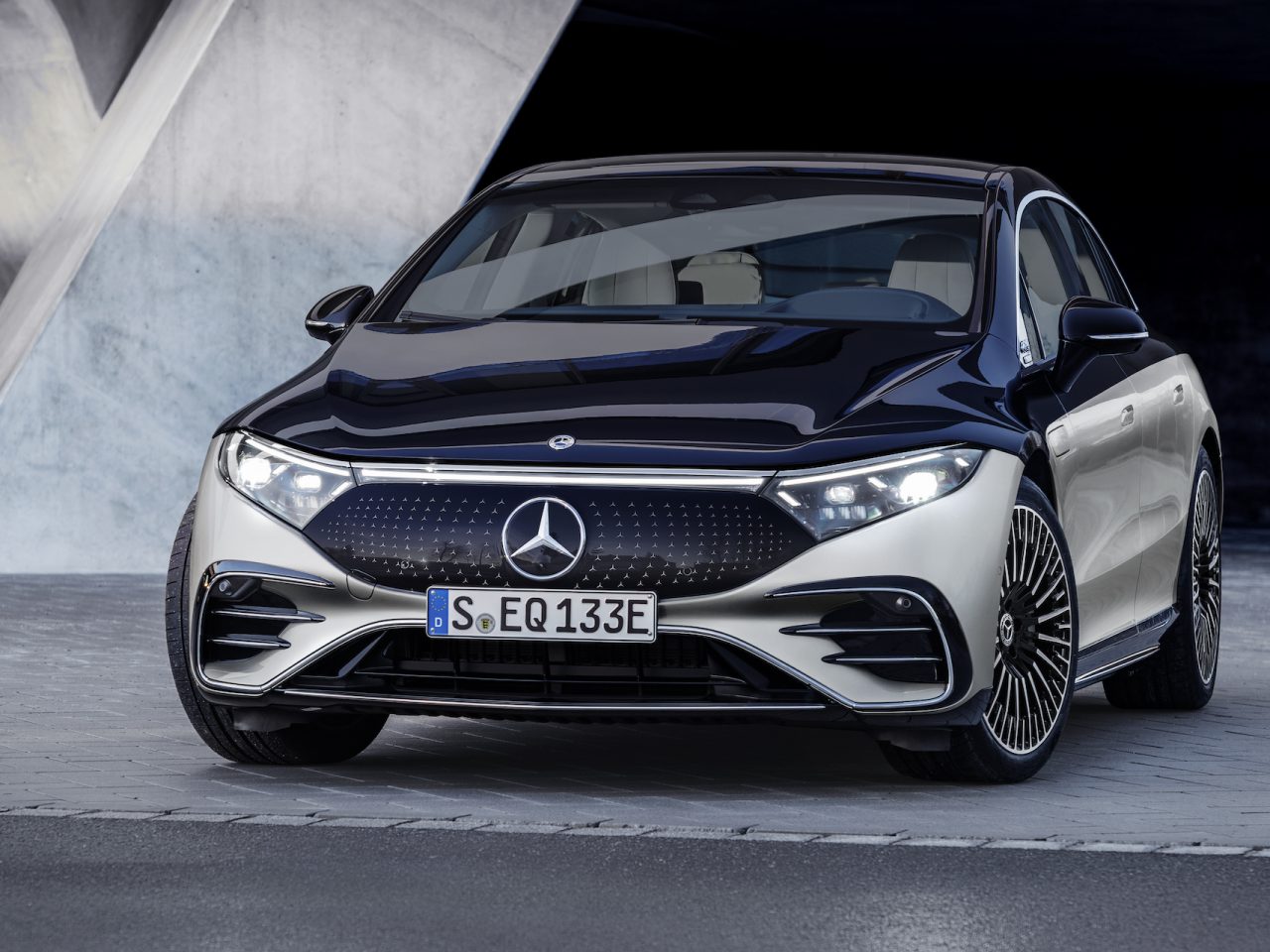 Mercedes-EQ, EQS 580 4MATIC, Exterieur, Farbe: hightechsilber/obsidianschwarz, A ...
