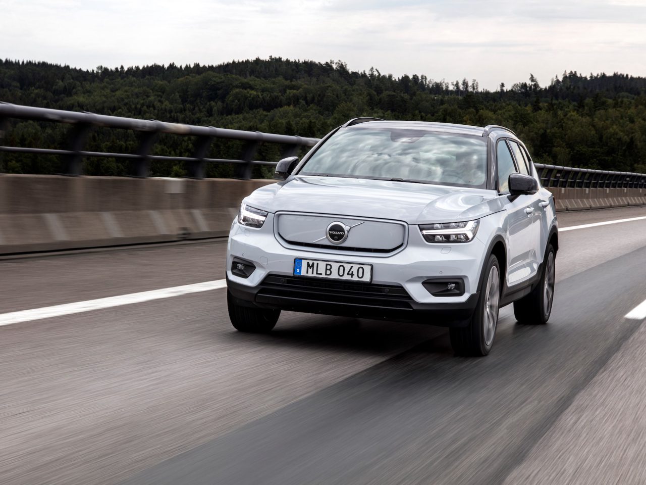 Volvo XC40 Recharge P8 AWD in Glacier Silver ...