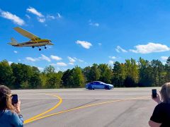 VIDEO: Laagvliegend vliegtuig VS Tesla Model S Plaid ...
