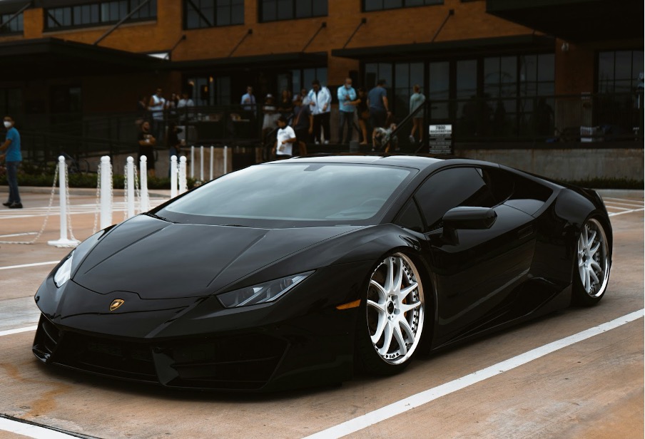 Zwarte Lamborghini Huracan