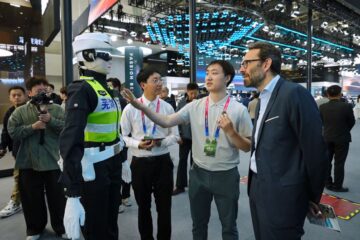 Bij Omoda Jaecoo word je straks ontvangen door een humanoïde robot ...