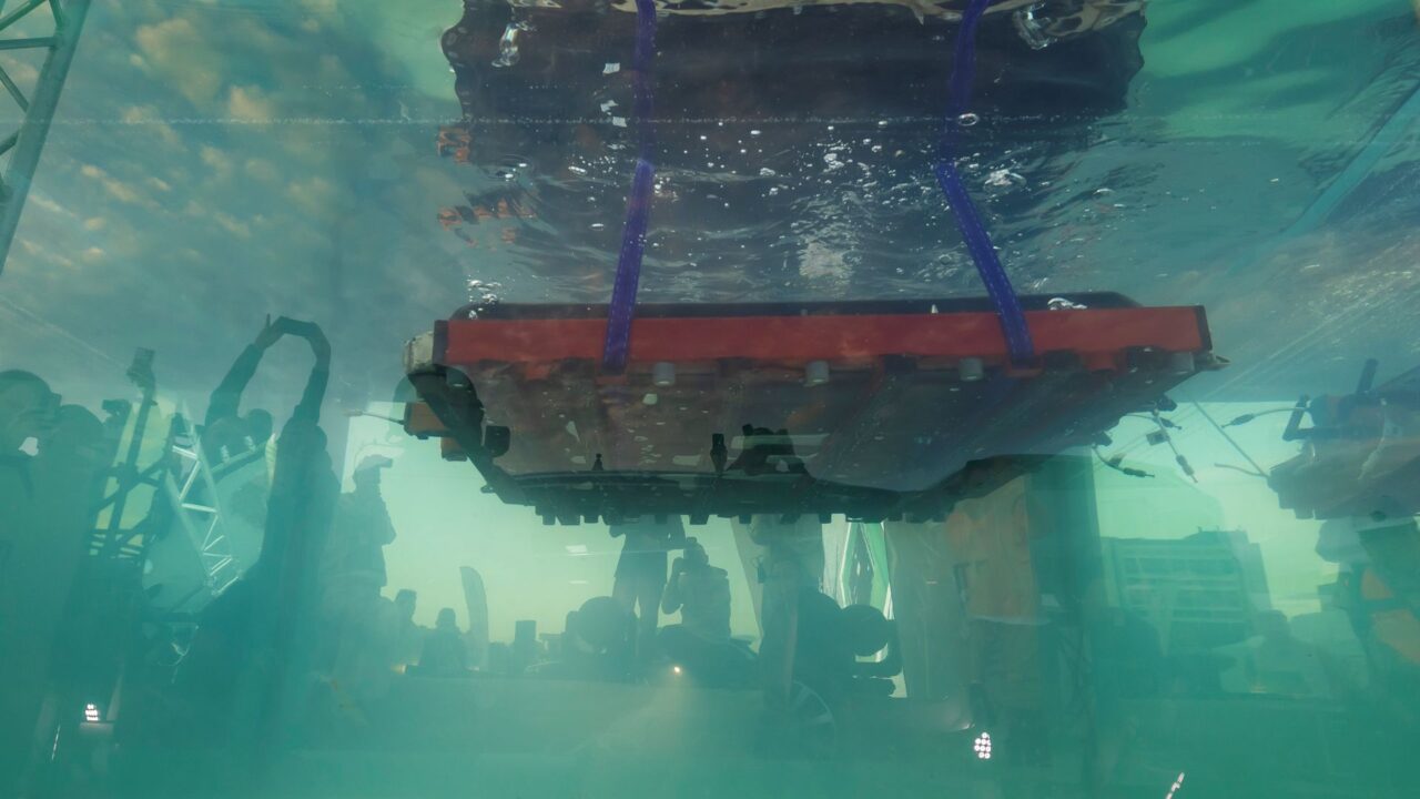 Wat doet de accu van een Chery Tiggo 9 hier in het water?  ...