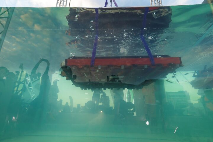 Wat doet de accu van een Chery Tiggo 9 hier in het water?  ...